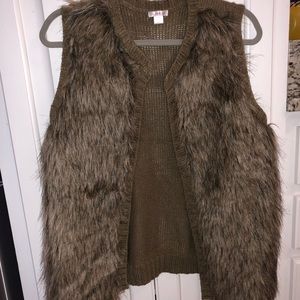 Fake fur vest with knitted back